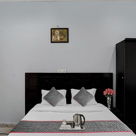 Hotel Collection O Samira Residency Near Botanic Garden Of Indian Republic Noida Esterno foto