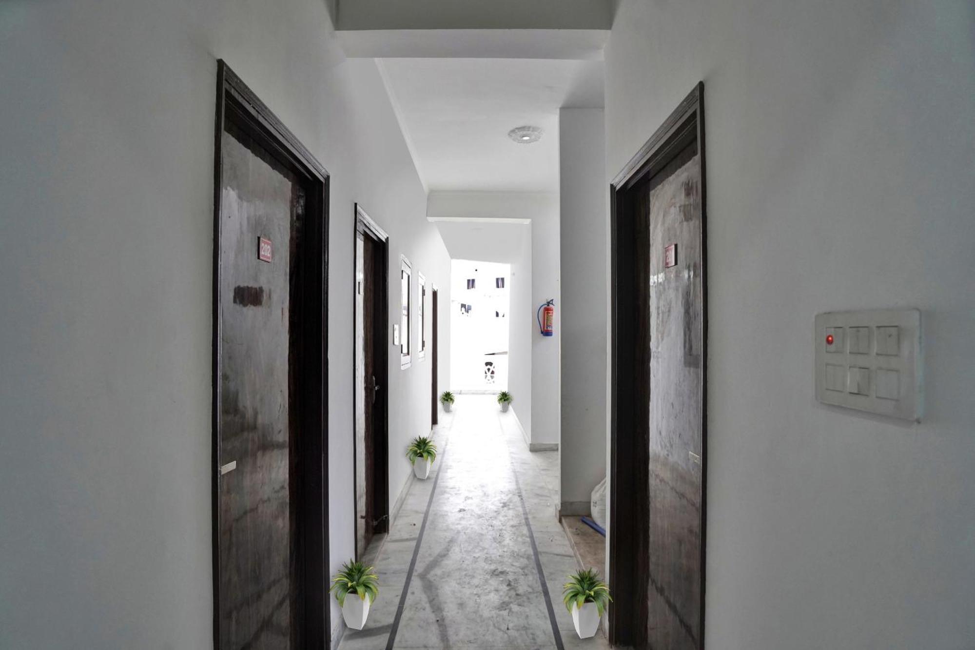 Hotel Collection O Samira Residency Near Botanic Garden Of Indian Republic Noida Esterno foto