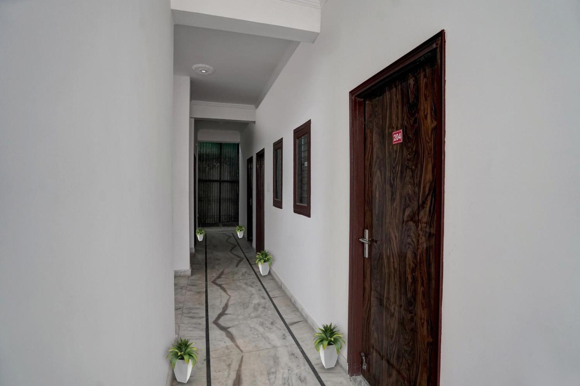 Hotel Collection O Samira Residency Near Botanic Garden Of Indian Republic Noida Esterno foto