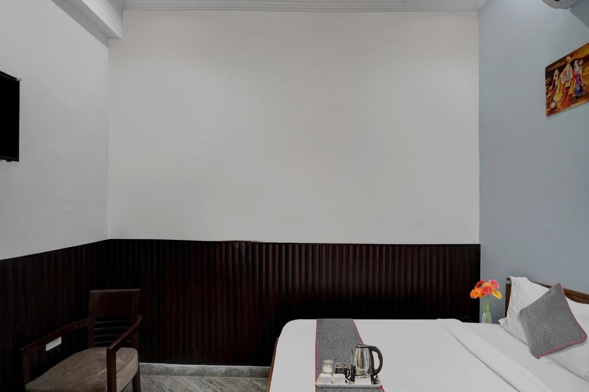 Hotel Collection O Samira Residency Near Botanic Garden Of Indian Republic Noida Esterno foto