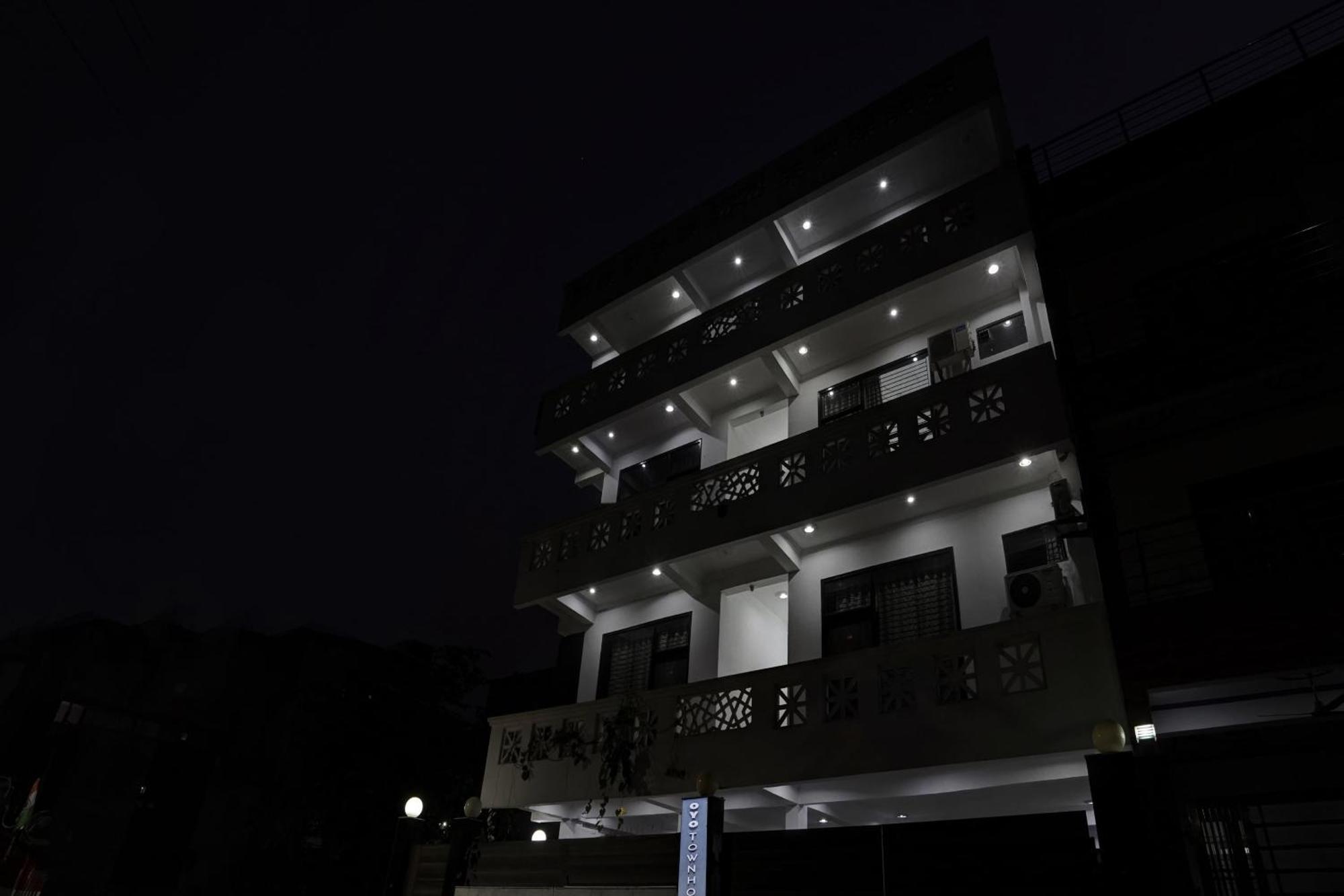 Hotel Collection O Samira Residency Near Botanic Garden Of Indian Republic Noida Esterno foto